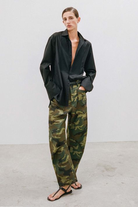 Nili Lotan Spring 2023 Ready-to-Wear Fashion Show | Vogue Spring 2023 Ready To Wear, 2023 Ready To Wear, Camouflage Pants, Nili Lotan, Camo Pants, Spring 2023, Looks Style, Military Fashion, Moda Operandi