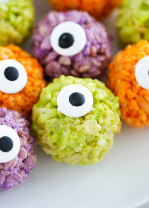 Halloween Rice Krispie Treats are fun Halloween treats that bring color and festivity to any party! Made quickly and easily with homemade rice krispie treats and food coloring, these adorable balls can be turned into monsters, mummies, and more! Monster Rice Krispie Treats, Halloween Rice Krispie Treats, Homemade Rice Krispies Treats, Halloween Appetizers Easy, Monster Treats, Kids Halloween Food, Fun Halloween Treats, Krispie Treats Recipe, Orange Food Coloring