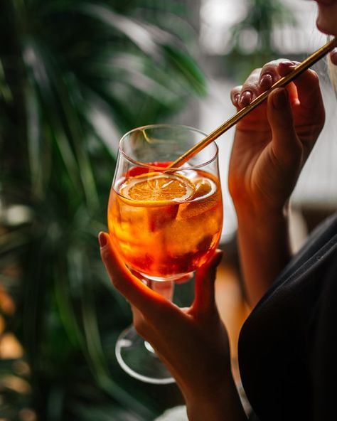 Cocktail Restaurant, Tree Bar, Spritz Cocktail, Photo Woman, Restaurant Photos, Food Drink Photography, Food Test, Aperol Spritz, Photography Inspo