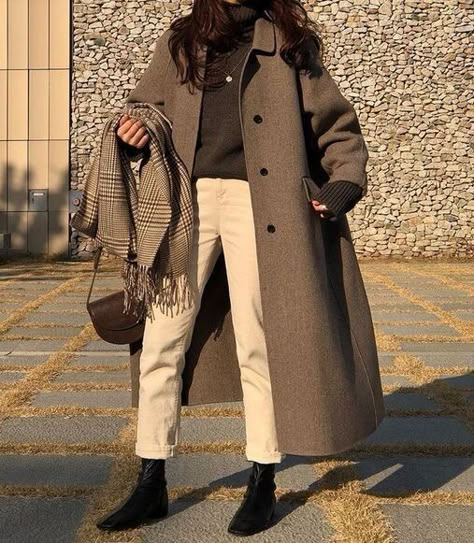 40s Mode, Celana Jogger Wanita, Mantel Outfit, Long Coat Outfit, Korean Fashion Ulzzang, Dark Academia Outfits, Dark Academia Outfit, Fall Fashion Coats, Stile Hijab