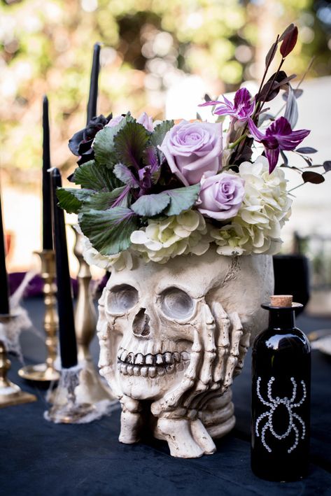 Skull Flower Centerpiece, Rip 20s Birthday Centerpieces, Skull Centerpiece Wedding, Skeleton Party Ideas, Skeleton Centerpieces, Gothic Centerpieces, Skeleton Vase, Halloween Bridal Shower Ideas, Coven Party