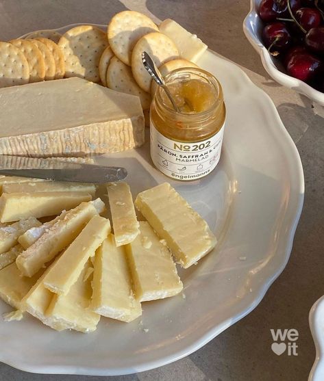 Cheese And Crackers, Healthy Foodie, Cheese Plate, Fine Food, Sweet And Salty, Pretty Food, Aesthetic Food, Food Pictures, Crackers