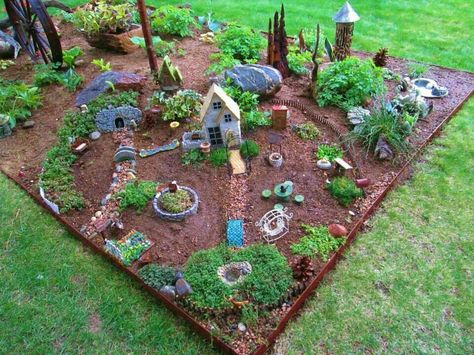 Large Fairy Garden Miniature Garden Design, Large Fairy Garden, Kids Fairy Garden, Fairy Garden Furniture, Fairy Ideas, Fairies Garden, Fairy Village, Fairy Gnome, Fairy Garden Designs