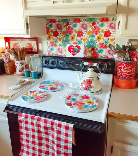 454 Likes, 29 Comments - Pioneer Woman Decor Lovers! (@pioneerwomanaddict) on Instagram: “DIY PW burner covers done! Love how it turned out matching my backsplash so beautifully 😍…” Pioneer Woman Kitchenware, Vintage Kitchen Decor Retro, Pioneer Woman Decor, Vintage Kitchen Decor Farmhouse, Pioneer Woman Dishes, Decoraciones Ramadan, Pioneer Woman Kitchen Decor, French Country Decorating Kitchen, Kitchen Farmhouse Decor