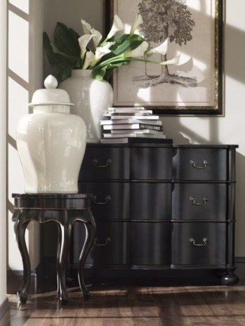 Bold Vases Black And White Chinoiserie, Dressing Design, Black Dresser, Black And White Interior, Furniture Office, Black And White Decor, White Rooms, White Interior, Chinoiserie