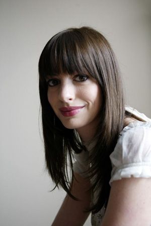 Bangs. Centered part. Layers. Anne Hathaway Bangs, Anne Hathaway Hair, Celebrity Bangs, Kort Bob, Long Dark Hair, Long Hair With Bangs, Penteado Cabelo Curto, Haircuts With Bangs, Anne Hathaway