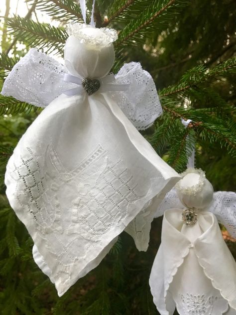 Handkerchief Ornaments, Handkerchief Angels, Handkerchiefs Crafts, Angel Ornaments Diy, Diy Christmas Angel Ornaments, Angel Diy, Diy Angel Ornaments, Vintage Handkerchiefs Crafts, Handkerchief Crafts