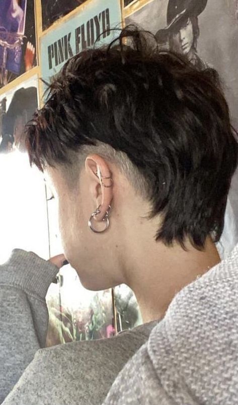 Modern Mullet Front View, Mullet Aesthetic, Gay Mullet, Short Queer Haircuts, Mullet Hairstyle Women, Short Mullet, Androgynous Haircut, Mullet Haircut, Haircut Designs