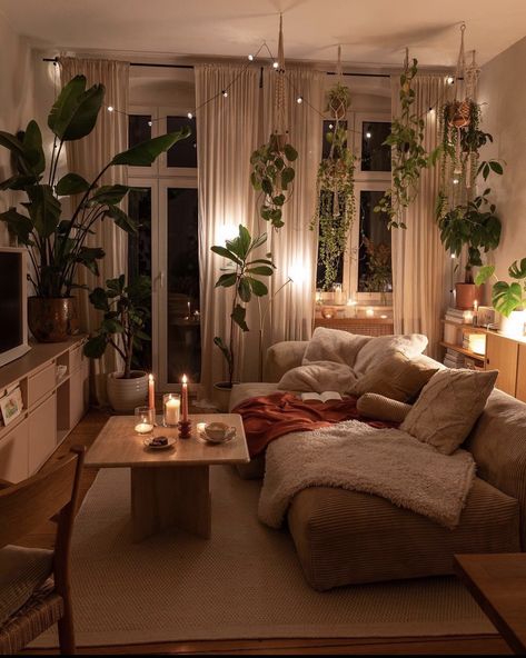 Lots Of Plants, Deco Studio, Dream Apartment Decor, Future Apartment Decor, Cozy Room Decor, Apartment Decor Inspiration, First Apartment, Apartment Inspiration, Cozy Apartment