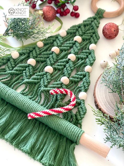 Free Tutorial Pattern Macrame Christmas Presents, Free Macrame Patterns Wall Shelves, Macrame Jewelry Holder Diy, Macrame Christmas Tree Wall Hanging Pattern, Macrame Christmas Tree With Beads, Christmas Decor Macrame, Christmas Diy Macrame, Diy Macrame Ornaments Christmas, Holiday Macrame Diy