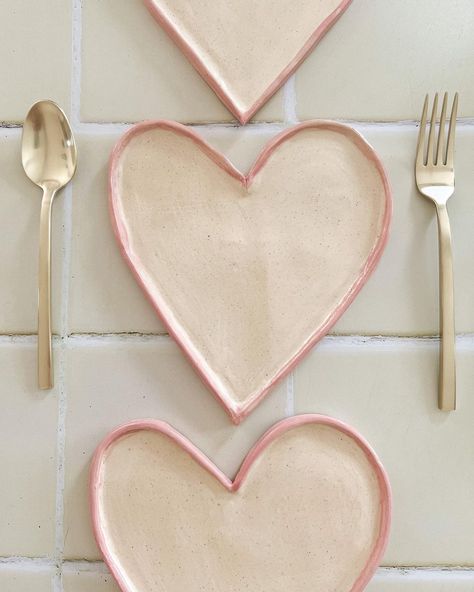 Heart Plate Pottery, Paint And Pottery Ideas, Pottery Hearts Ideas, Ceramic Hearts Ideas, Heart Plates, Pottery Heart, Heart Plate, Diy Pottery Painting, Clay Plates