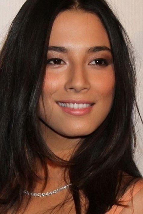 Jessica Gomes, Embrace Natural Beauty, Makeup Tip, Celebrity Faces, Glow Skin, Beauty Inspiration, Beautiful Eyes, Dark Hair, Pretty Face