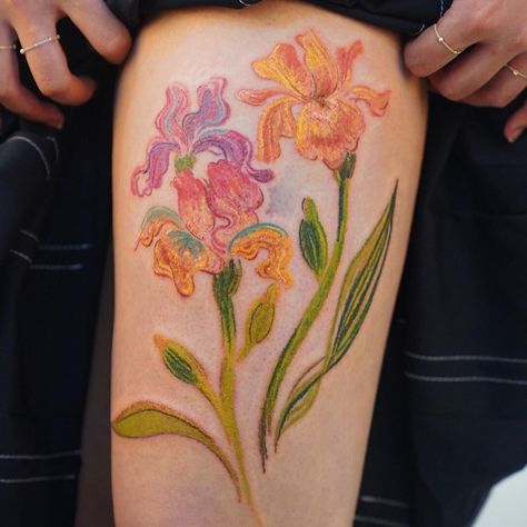 Colorful Tatoos Woman, Colorful Nature Tattoos, Flower Tattoos Thigh, Flower Tattoos Color, Unique Floral Tattoo, Color Tattoo Ideas, Impressive Tattoos, Color Flower Tattoo, Vintage Tattoo Ideas