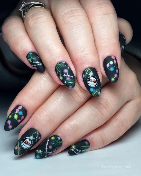 If you’re like us and feel like celebrating Christmas in style, you are going to love the ideas of Black Christmas Nails that we have in store for you. Black Christmas Nails, Black Nails With Glitter, Multicolored Nails, Snowflake Nail Art, Sky Nails, Rose Nail Art, Cute Christmas Nails, Christmas Nails Easy, Christmas Gel Nails