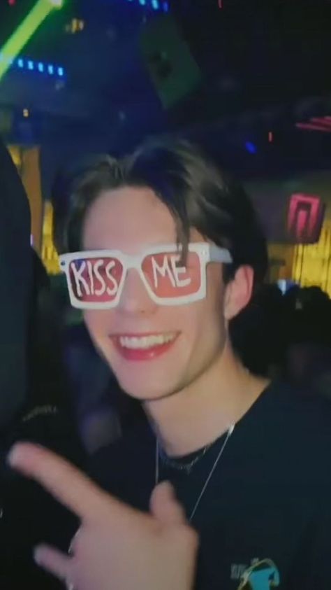 Kiss Me Sunglasses Party, Kiss Me Glasses Party, Glasses Party Aesthetic, Party Glasses Aesthetic, Party Sunglasses Aesthetic, Party Glasses Trend, Kiss Me Glasses, Kiss Me Sunglasses, Matching Dp