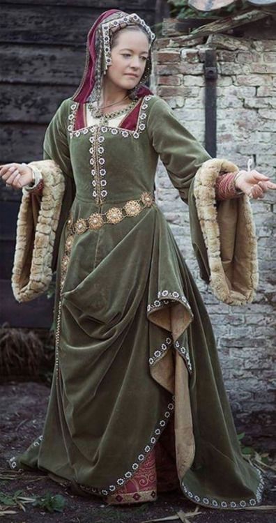 Early Tudor Green Costume (ca. 1500) Tudor Gown, Green Costume, Tudor Fashion, Tudor Costumes, Green Costumes, Medieval Clothes, Early Medieval, Medieval Costume, Century Clothing