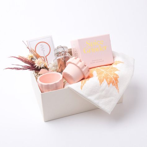 20 Last-Minute Gifts We're Coveting This Holiday Season | Houstonia #hostessgifts #lastminutegifts #christmasgiftboxes Gubahan Hantaran, P Design, Lauren Ashley, Hygge Gifts, Hope Gifts, Gift Boxes For Women, Creative Diy Gifts, Birthday Gift Baskets, Spice Grinder