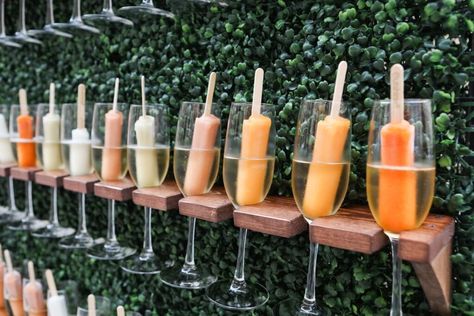 Treat Wall Party, Wedding Drink Display, Unique Mimosas, Mimosa Bar Set Up, Champagne Party Decorations, Champagne Bar Wedding, Wall Styling Ideas, Wedding Grass Wall, Champagne Wall Ideas