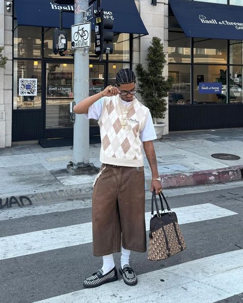 Valentino Bonaccio🦖 (@valentinoxdior) • Instagram photos and videos Brown Jorts Men Outfit, Outfit Inspo Men, Formal Streetwear, Baggy Fashion, Classic Wear, Mens Shorts Outfits, Spring Outfits Men, Beige Outfit, Street Fashion Men Streetwear