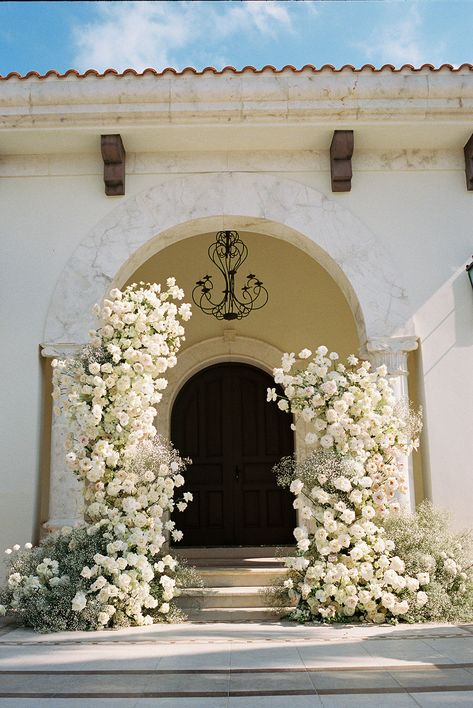 Wedding Isles Outdoor Elegant, All White Ceremony Decor, Modern Outdoor Wedding Ceremony, White Floral Wedding Aisle, Outdoor Wedding Flower Decorations, Flower Altar Wedding, Flower Arch Wedding Ceremony, Wedding Altar Flowers Arrangements, Venue Entrance Decor Wedding