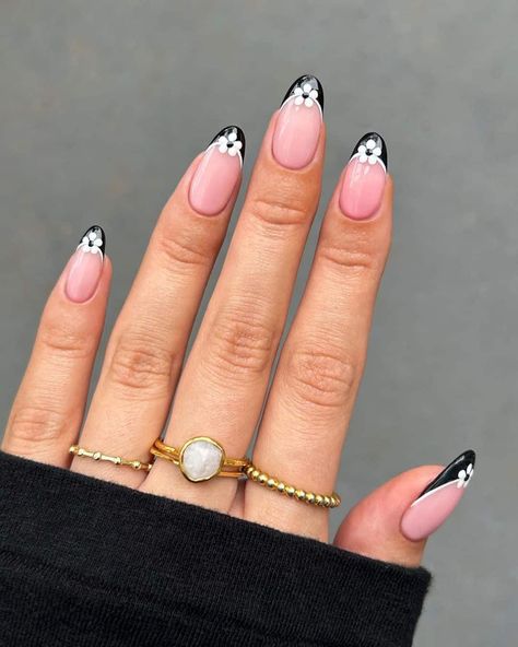 Monochrome Nails, Paznokcie Hello Kitty, Pink Flower Nails, Black And White Nail Art, Kutek Disney, Simple Fall Nails, Fall Gel Nails, Fall Nail Art Designs, Cute Nails For Fall