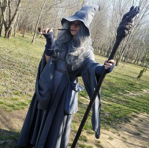 Genderbent Gandalf the Grey Cosplay. Handmade. Lord of the Rings. The Hobbit. Gandalf Costume Diy, Wizard Cosplay Female, Cosplay Lord Of The Rings, Lord Of The Rings Costumes For Women, Lord Of The Rings Cosplay, Lord Of The Rings Costumes, Larp Fashion, Hobbit Cosplay, Lotr Costume