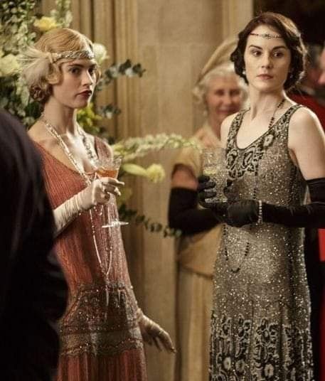 Downton Abbey Outfits, Downtown Abbey Fashion, Golden Wedding Dress, 20’s Fashion, Gatsby Party Outfit, Downton Abbey Costumes, Downton Abbey Movie, Downton Abbey Dresses, Style Année 20