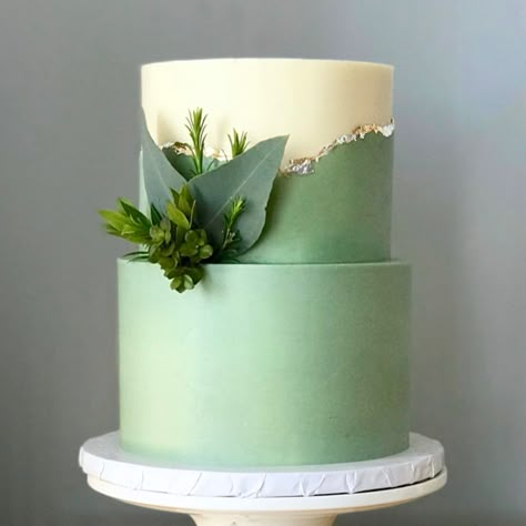 Safe Green Cake, Cake Designs Sage Green, Two Tier Green Cake, Sage Green Cake Ideas, Green Round Cake, Light Green Cake Ideas, Tier Cake Designs, Green Theme Cake, Cake Verde