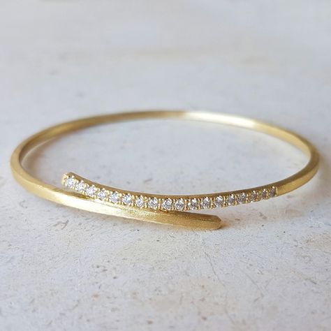 Sequin Bracelet, Feminine Bracelet, Solid Gold Bangle, Gold Bracelet Simple, Gold Jewelry Outfits, Gold Bangles For Women, Diamond Bangle Bracelet, Modern Gold Jewelry, 18k Gold Bracelet