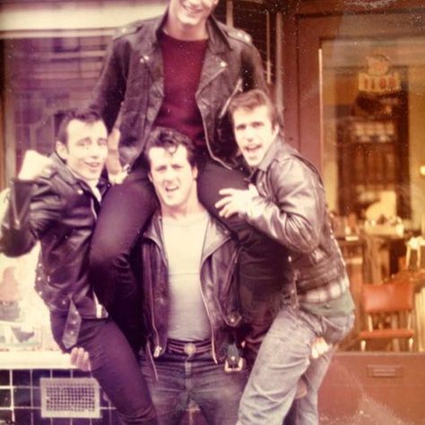 The Lords Of Flatbush, Sylvester Stallone Young, Happy Days Tv Show, Stallone Movies, Sly Stallone, Gangster Movies, Sundance Kid, Biker Lifestyle, Teddy Boys