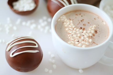 Salted Carmel, Diy Hot Chocolate, Hot Chocolate Bomb, Bombe Recipe, Hot Chocolate Mix, Chocolate Bomb, Melting Chocolate Chips, Chocolate Mix, Chocolate Cups