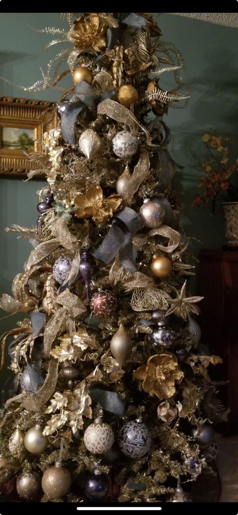 Elaborate Christmas Trees, Antique Gold Christmas Tree, Raz Christmas Trees 2023, Green Theme Christmas Tree, Copper Christmas Tree Color Schemes, Masculine Christmas Tree, Christmas Mcdonalds, Art Deco Christmas Tree, French Country Christmas Tree