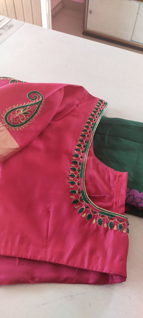 Green Saree With Pink Blouse Aari Work, Simple Tread Blouse Designs, Simple Thread Work Blouse Designs For Silk Saree, Simple Thread Work For Blouse, Simple Embroidery Blouse Designs Thread, Small Mirror Work Blouse Design Simple, Simple Aari Thread Work Blouse Design Pink, Simple Thread Work Designs For Blouses, Simple Silk Thread Aari Work Blouse