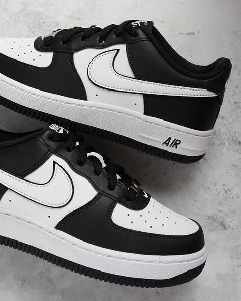 Air Force Noir, Air Force 1 Noir, Black Nike Trainers, Nike Air Force Black, Grey Marble Floor, Black Air Force 1, White Nike Air Force 1, White Nike Air Force, Air Force Shoes