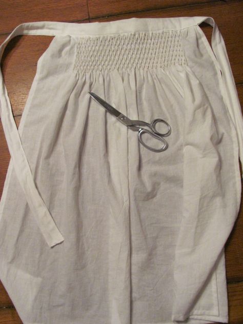 Copy of a medieval smocked apron. Northern Smock For Men, Medieval Apron, Canadian Smocking Patterns, Historical Smocking, Smocking Plates Bishop, Largesse Ideas, Smocking Tutorial, Apron Tutorial, Sca Garb