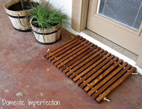 DIY wood and rope doormat by Domestic Imperfection featured @savedbyloves #Woodworking #DIY Diy Wooden Door, Into The Wood, Woodworking For Kids, Diy Holz, Beginner Woodworking Projects, Teds Woodworking, Woodworking Projects Plans, Wood Working For Beginners, Into The Woods