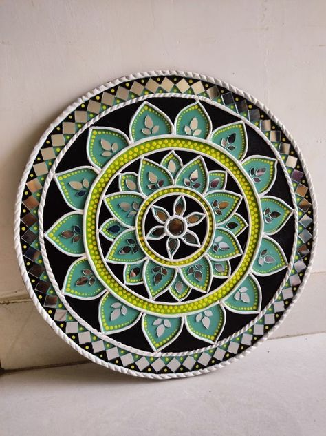 Clay Mandala Design, Lippan Art Easy Circle, Lippan Art Colour Combination, Lippen Art Designs Ideas, Shubh Labh Design Handmade Lippan Art, Om Lippan Art, Clay Mandala Art, Lippan Art For Beginners, Lippon Art Designs Round