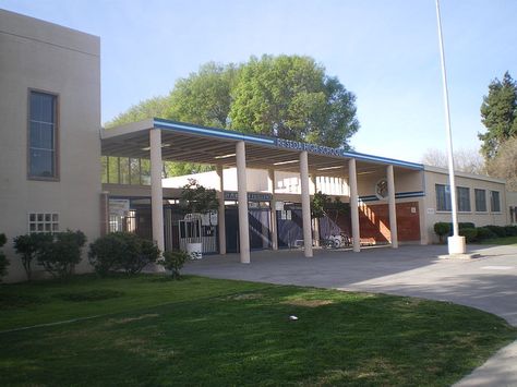 California High School Aesthetic, 80s High School, Vintage High School, California High School, Singer Dr, Pink Academia, California Outdoor, American High School, Freshman College