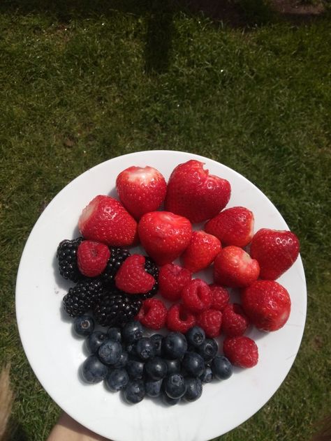 Raspberry Aesthetic, Blueberry And Strawberry, Healthy Era, Blueberries And Strawberries, Healthy Fruit Snacks, Low Calorie Food, Strawberries Blueberries, Food Motivation, Making Food