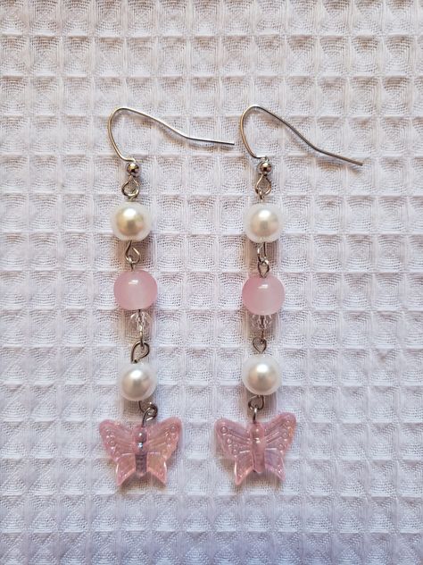 Handmade earrings inspired by candy and butterflies ♡ Materials: ♡ pink butterfly and round beads ♡ faux pearls ♡ mini pink beads ♡ silver and jewelry wire Pink Butterfly Earrings, Pink Bead Earrings, Aesthetic Handmade Jewelry, Jewelry Handmade Ideas, Drop Earrings Aesthetic, Bead Earrings Ideas, Beaded Jewelry Aesthetic, Diy Bead Earrings, Handmade Jewellery Ideas