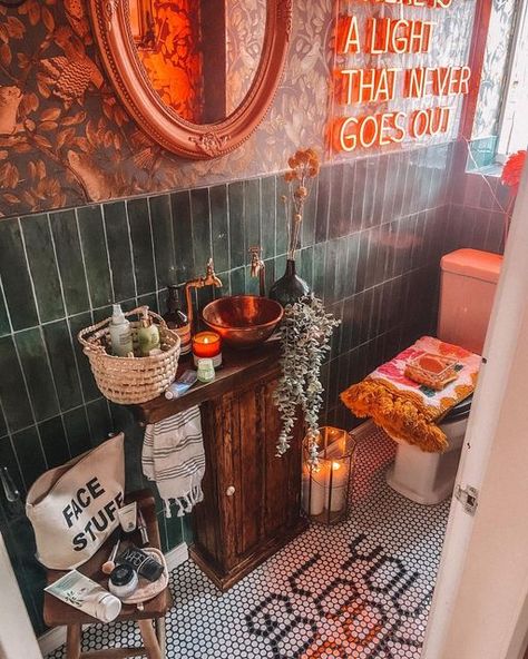 Toilet Styling, British Style Home, Vintage Bathroom Wallpaper, Ellie Martin, Quirky Bathroom, Downstairs Toilet, Fashion Life, Maximalism, Bathroom Wallpaper