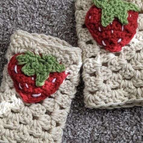 Cottage Core Amigurumi, Cottage Core Ideas, Hazel Core, Cottage Core Accessories, Crochet Cottage Core, Cottage Core Crochet, Crochet Handwarmers, Strawberry Craft, Strawberry Crafts