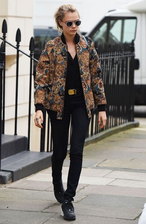 Cara Delevingne adds edge to an all-black look with a Chanel belt, floral bomber, and sunnies. Cara Delevingne Style, Mode Casual, Celebrity Street Style, Chanel Belt, Urban Wear, Cara Delevingne, Urban Outfits, Looks Style, Style Outfits