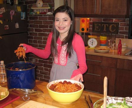 Spaghetti Tacos, Icarly And Victorious, Taco Spaghetti, Image Meme, Sam & Cat, Miranda Cosgrove, Mf Doom, Icarly, Girl Standing