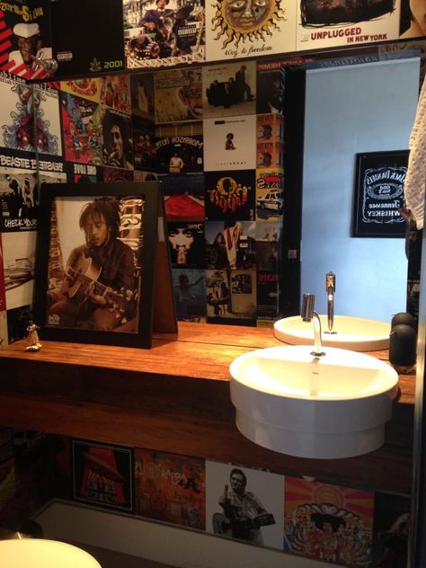 Aqui pode encontrar fotografias de ideias de design de interiores. Se inspire! Rock And Roll Bathroom Ideas, Rock N Roll Bathroom Ideas, Rock N Roll Interior Design, Rock N Roll Bathroom, Rock And Roll Bathroom, Rock Bar Design, Bar Bathroom Aesthetic, Rockstar Bathroom, Dive Bar Bathroom