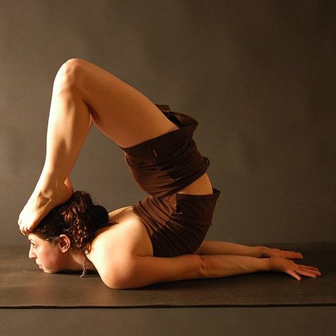 Locust Scorpion Difficult Yoga Poses, Yoga Poses Pictures, Scorpion Pose, Yoga Master, Rishikesh Yoga, Yoga Poses Advanced, Easy Yoga Poses, Yoga Positions, Advanced Yoga