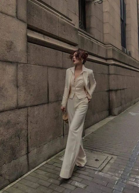 Suit Corset Outfit, Elegant Woman Outfit, Elegant Old Money Outfits, Corporate Girly, Outfit Old Money, Elegant Outfit Classy, Women Suits, Old Money Outfits, Woman Outfit