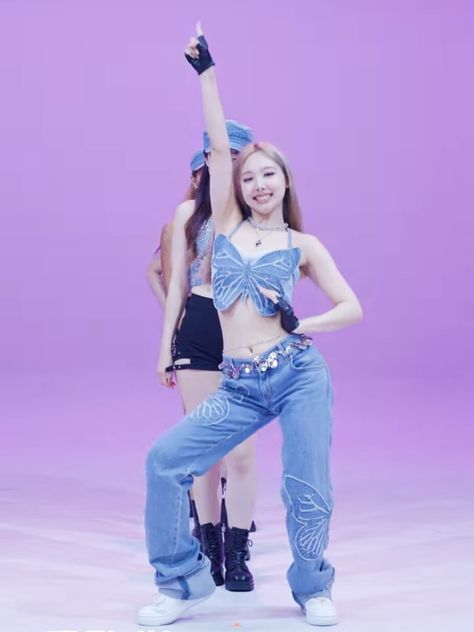 Blue Outfit Drawing, Outfits Idols Kpop Mujeres, Twice Outfits Stage, New Jeans Members, Nayeon Body, Twice Outfits, Nayeon Pop, Outfit Drawing, Concert Fashion