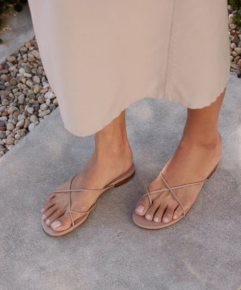 Summer Outfit Shoes, Cute Walking Sandals, Nails Foot Summer, Sandals Flat Outfit, Staple Shoes For Women, Sandals To Wear With Dresses, Feet In Sandals, Strappy Sandals Outfit, 2024 Sandals