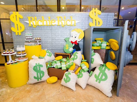 Iago and Carlo’s Richie Rich Themed Party Bélico Theme Party, Richie Rich Party Theme, Richie Rich Birthday Party Theme, Rich Theme Party, Money Party Decorations, Money Party Theme Decoration, Money Theme Party Ideas, Money Themed Party, Pretty And Paid